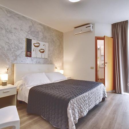 Hotel Augusta Каорле Экстерьер фото