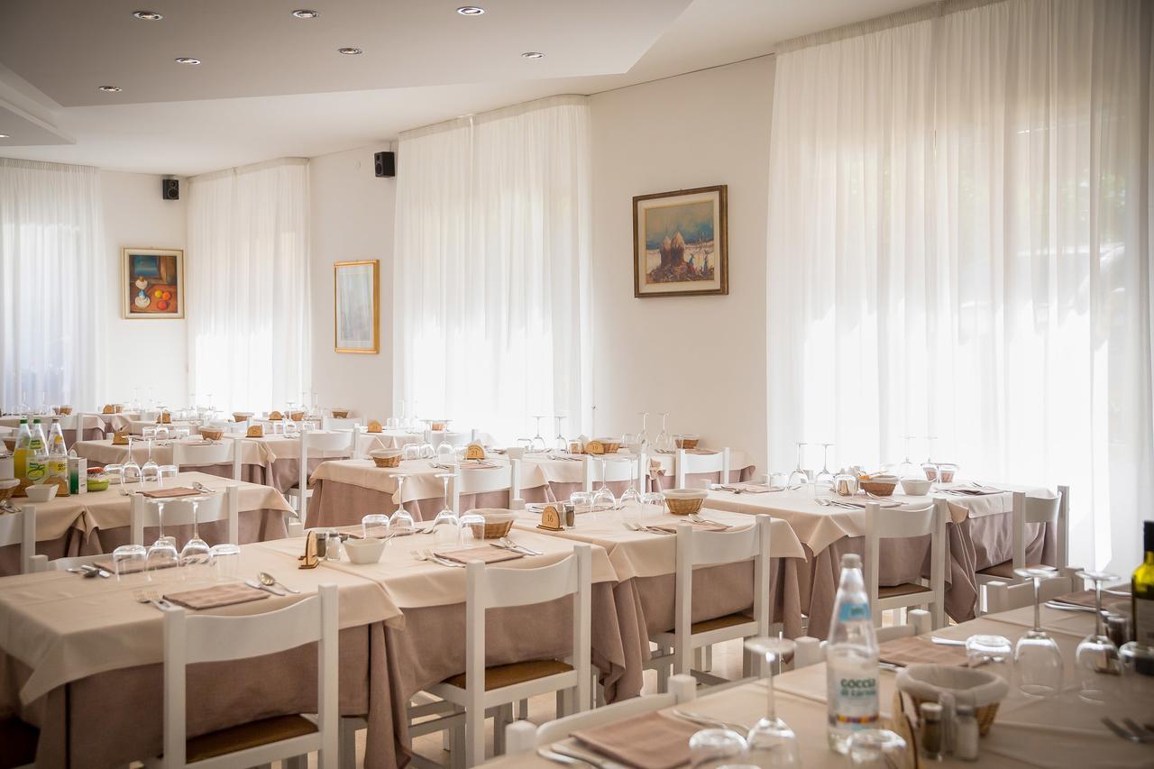 Hotel Augusta Каорле Экстерьер фото
