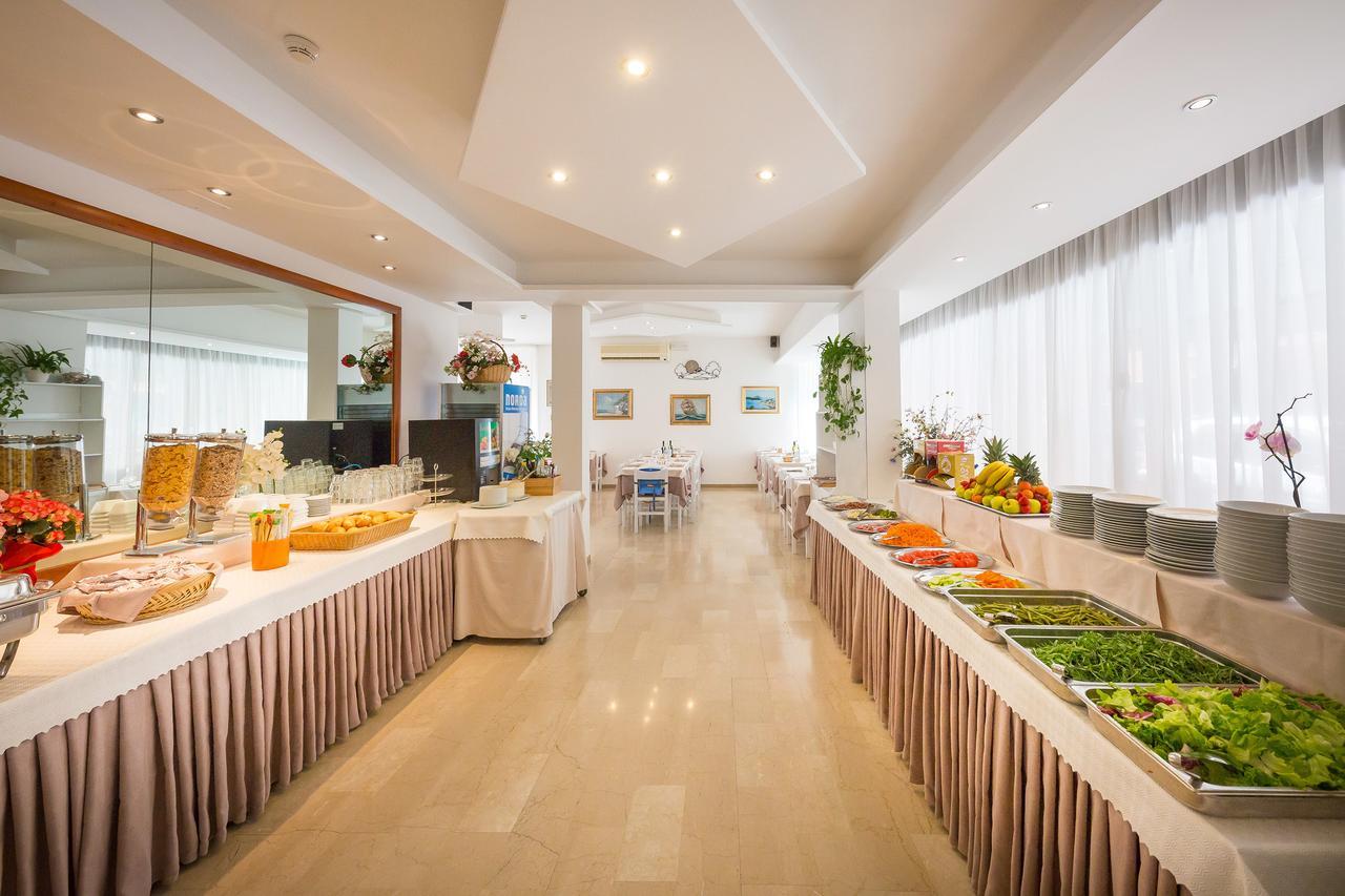 Hotel Augusta Каорле Экстерьер фото