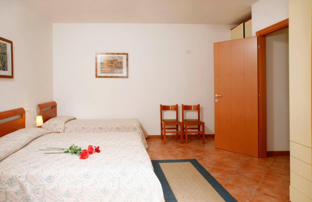 Hotel Augusta Каорле Экстерьер фото